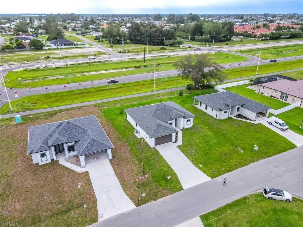 328 31st PL CAPE CORAL, FL 33991