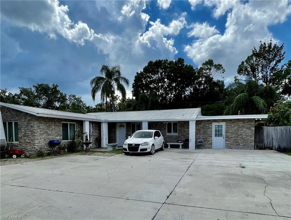 1129 Travis AVE NORTH FORT MYERS, FL 33903