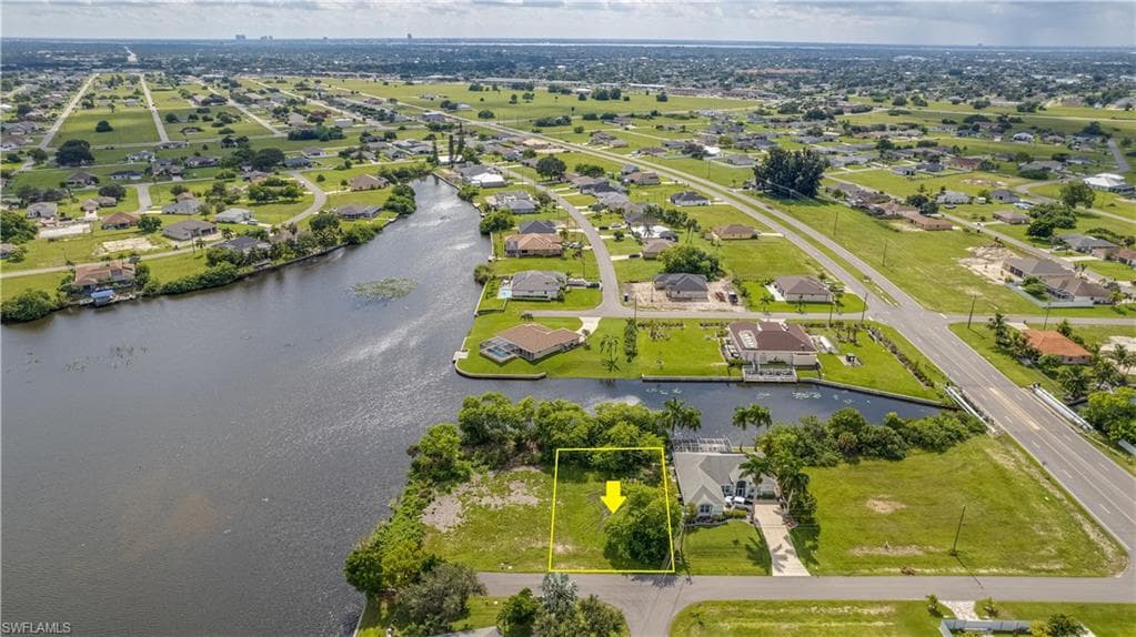 813 NE 5th AVE CAPE CORAL, FL 33909