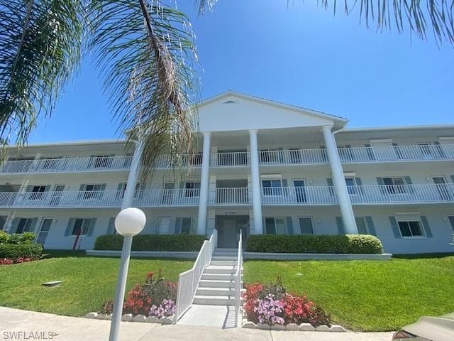 10682 GULFSHORE DR 304 C NAPLES, FL 34108