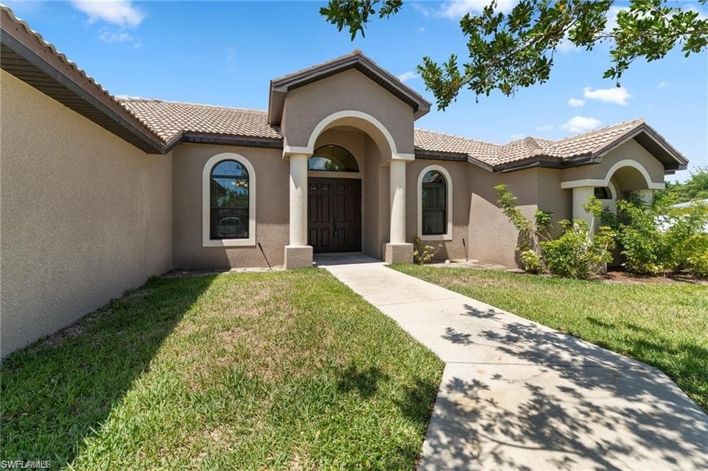915 SE 33rd TER CAPE CORAL, FL 33904