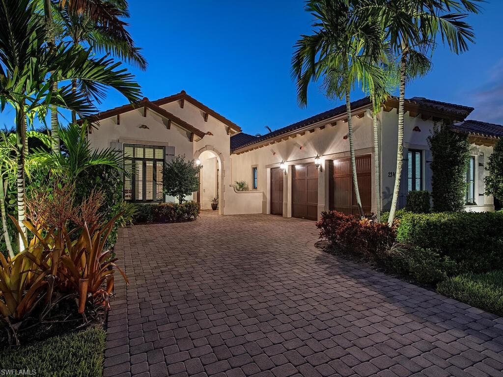 2347 TRADITIONS CT NAPLES, FL 34105