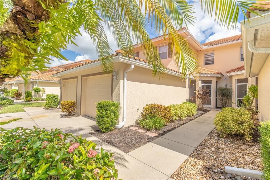 371 Robin Hood CIR 101 NAPLES, FL 34104