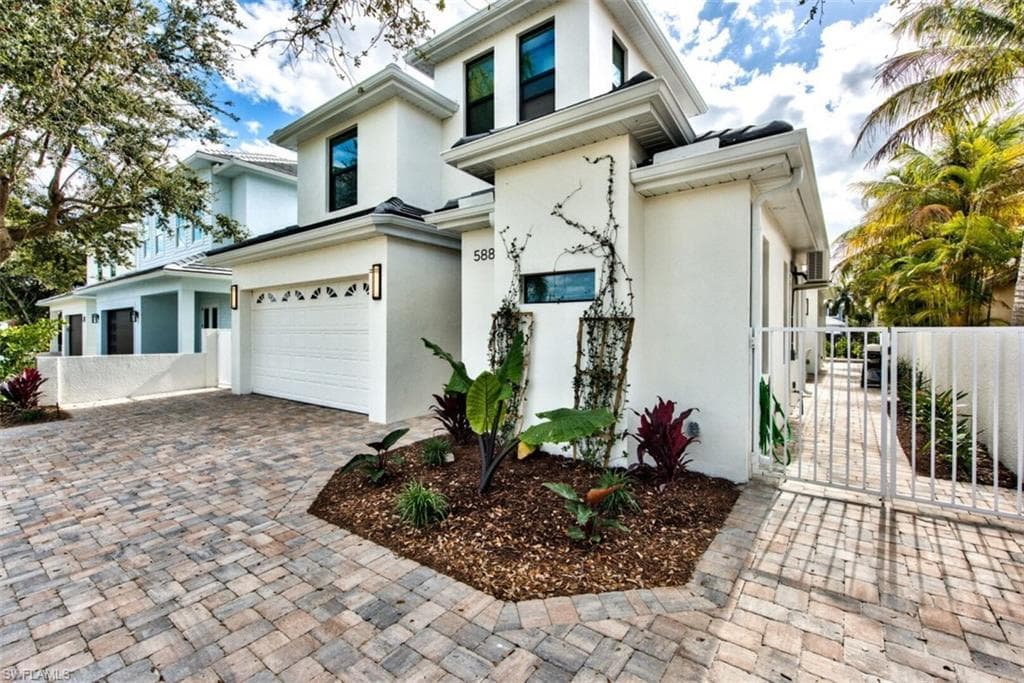 588 111th AVE N NAPLES, FL 34108