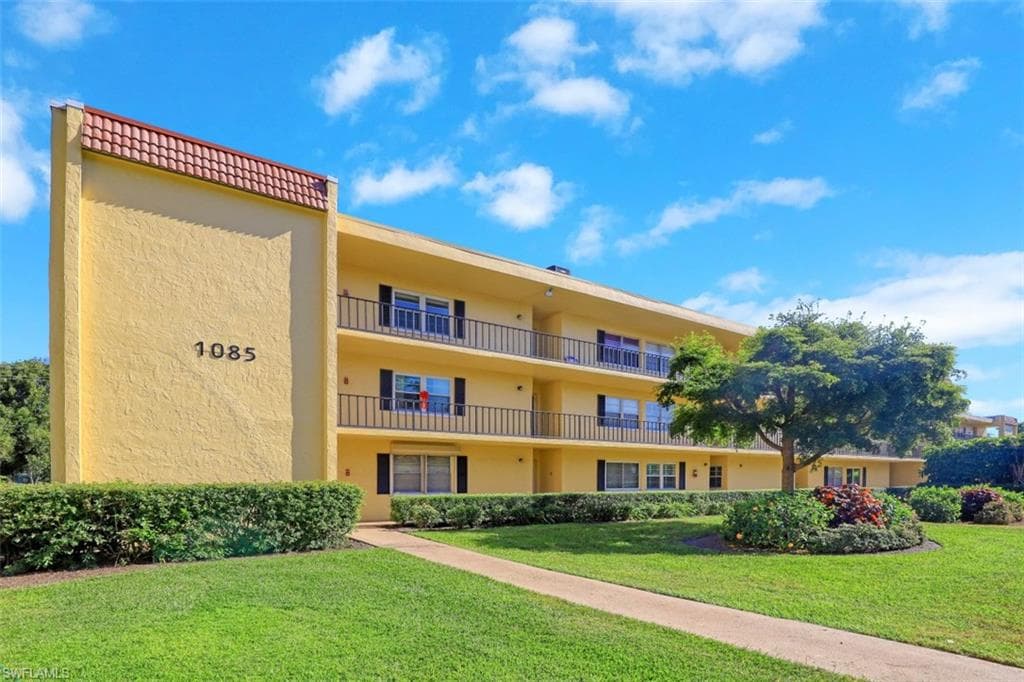 1085 Forest Lakes DR 8301 NAPLES, FL 34105