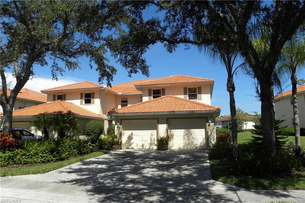 320 Robin Hood CIR 202 NAPLES, FL 34104