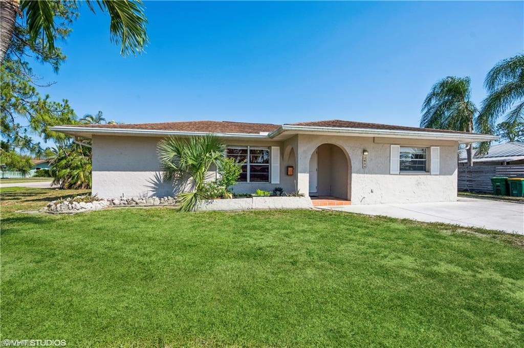 2654 Poinciana DR NAPLES, FL 34105