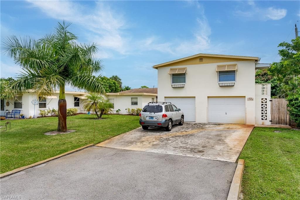 702 105th AVE N NAPLES, FL 34108