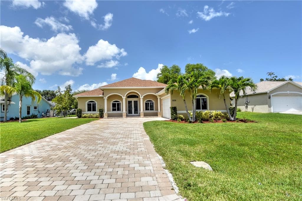 806 9th CT CAPE CORAL, FL 33991