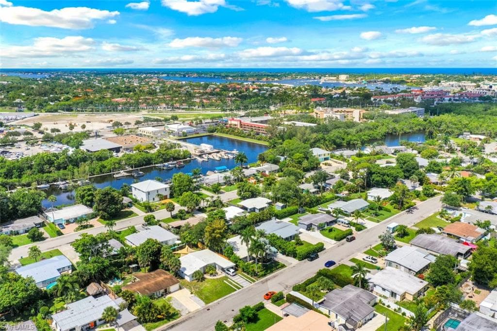 2070 Holiday LN NAPLES, FL 34104
