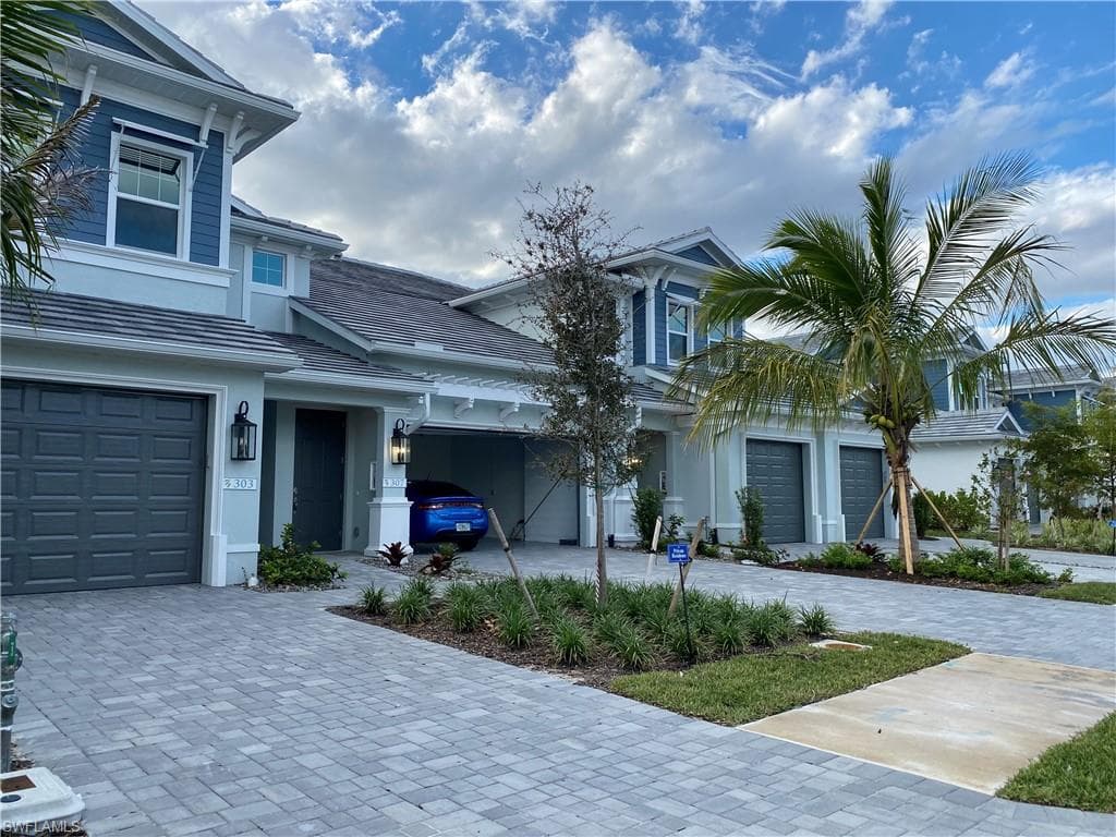 2561 Seychelles Dr NAPLES, FL 34112