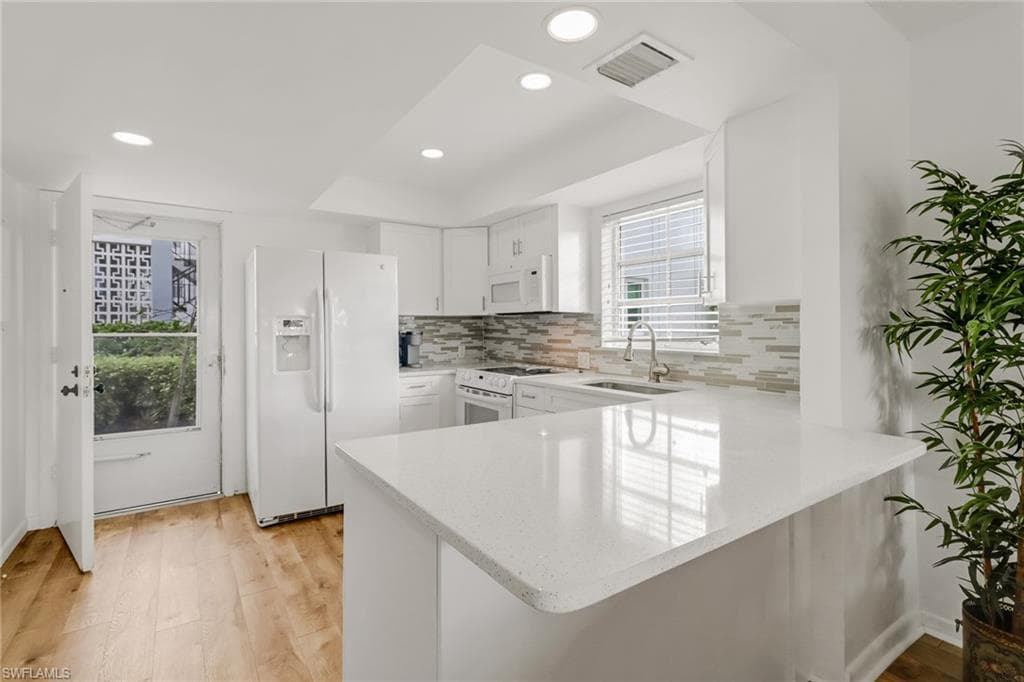 5 High Point CIR W 106 NAPLES, FL 34103