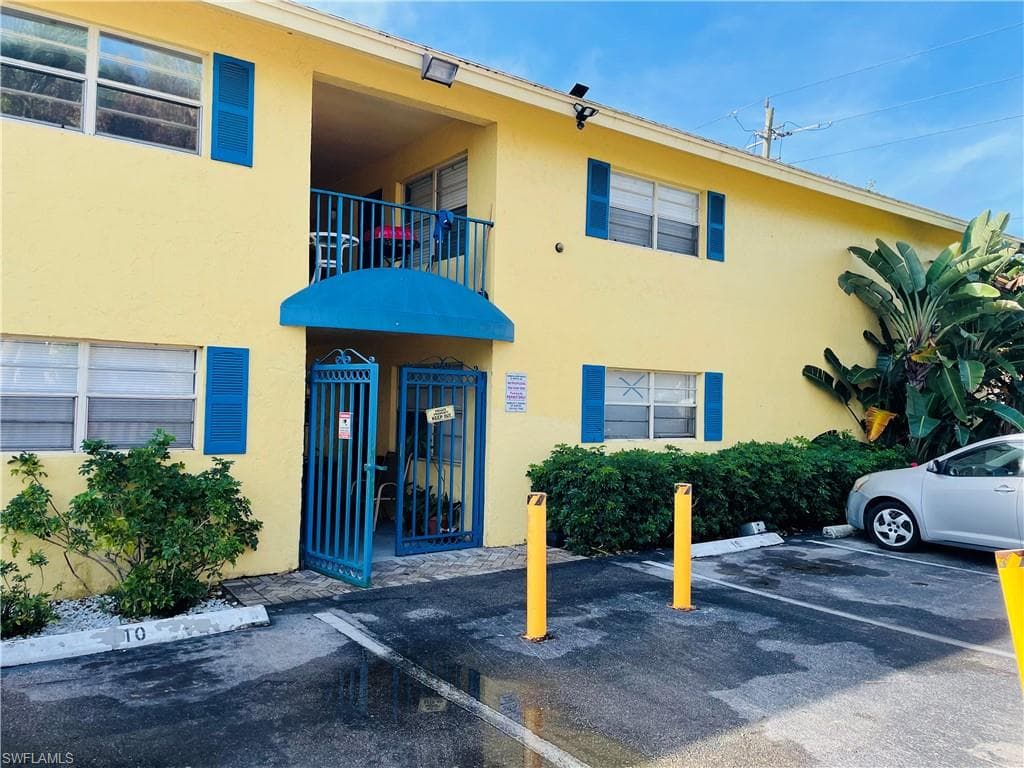 4290 Gulfstream DR 9 NAPLES, FL 34112