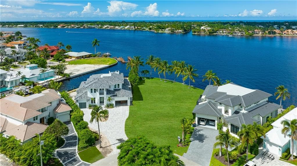 1640 DOLPHIN CT NAPLES, FL 34102