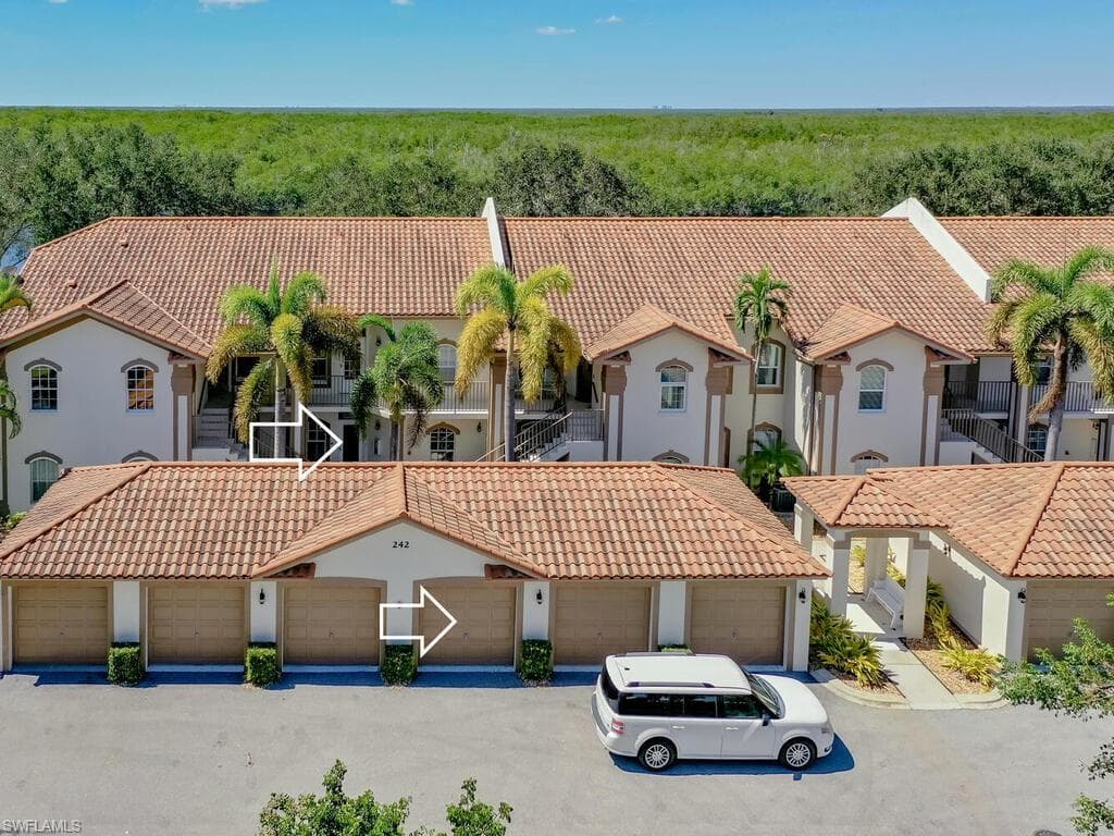 242 Newport DR 502 NAPLES, FL 34114
