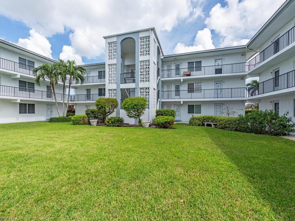 5 High Point CIR W 107 NAPLES, FL 34103
