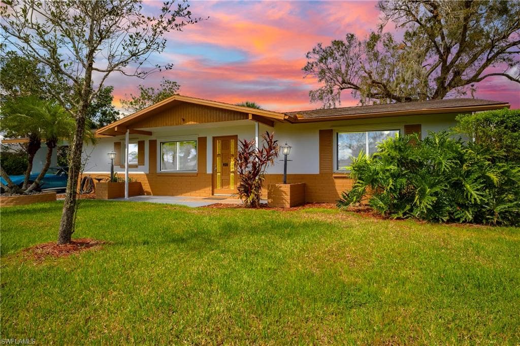 901 Willow DR LEHIGH ACRES, FL 33936