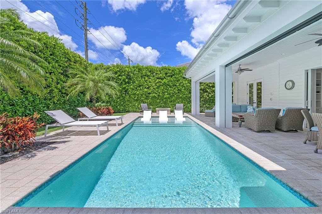 776 7th AVE N NAPLES, FL 34102