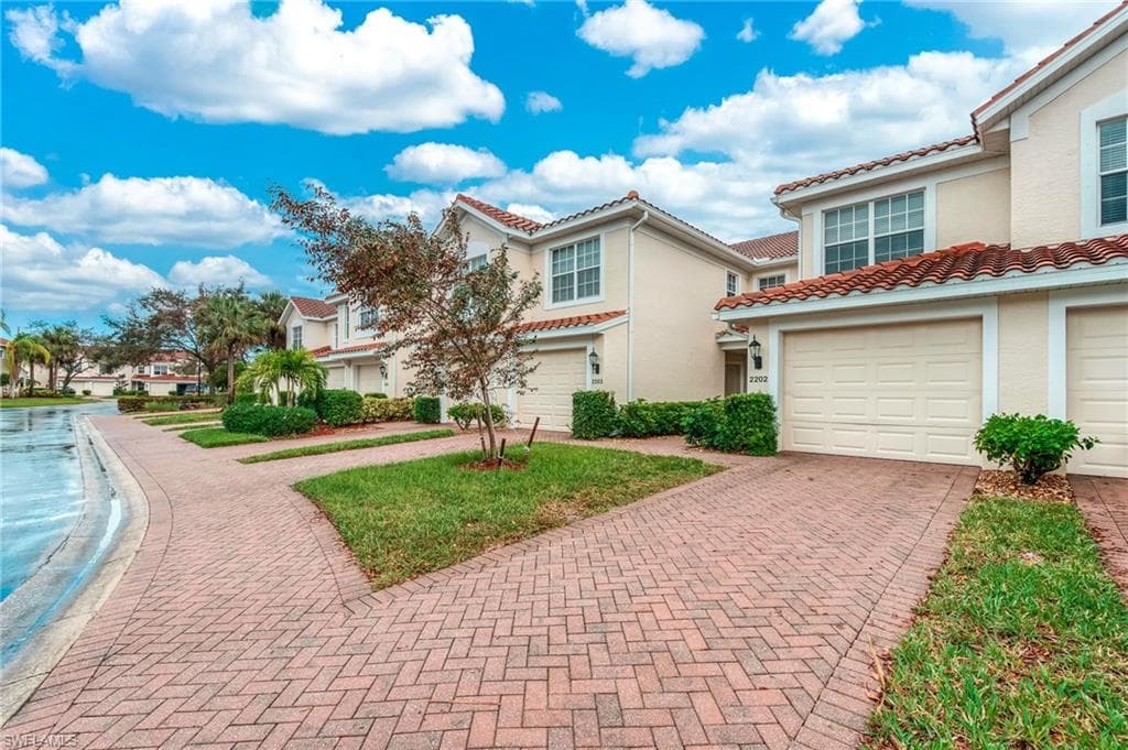 1380 Tiffany LN 2202 NAPLES, FL 34105