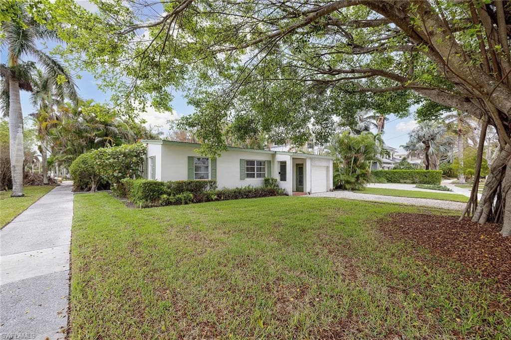 692 West Lake DR NAPLES, FL 34102