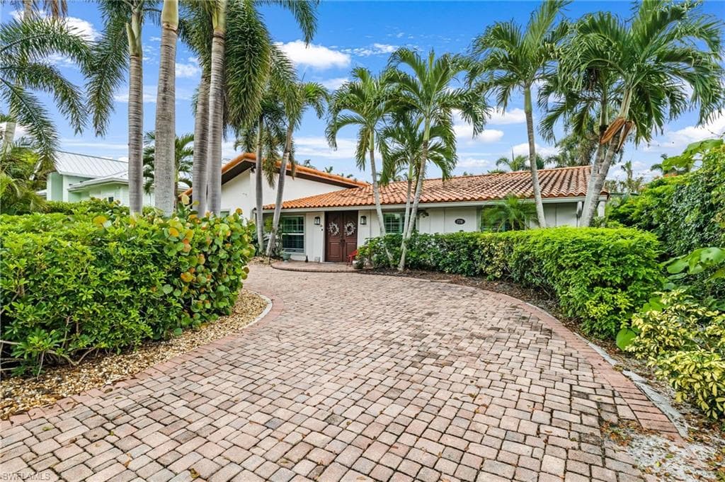 778 Broad CT S NAPLES, FL 34102