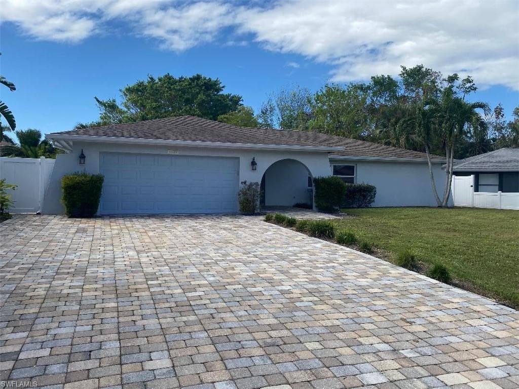 1739 Boxwood LN NAPLES, FL 34105