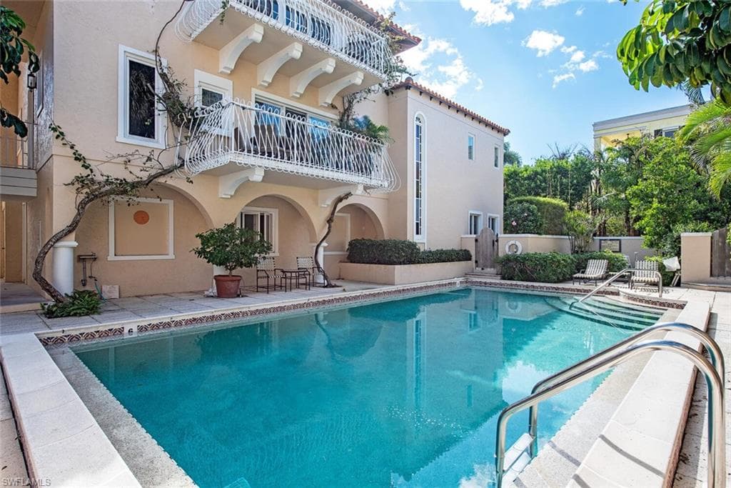 350 3rd AVE S 2B NAPLES, FL 34102
