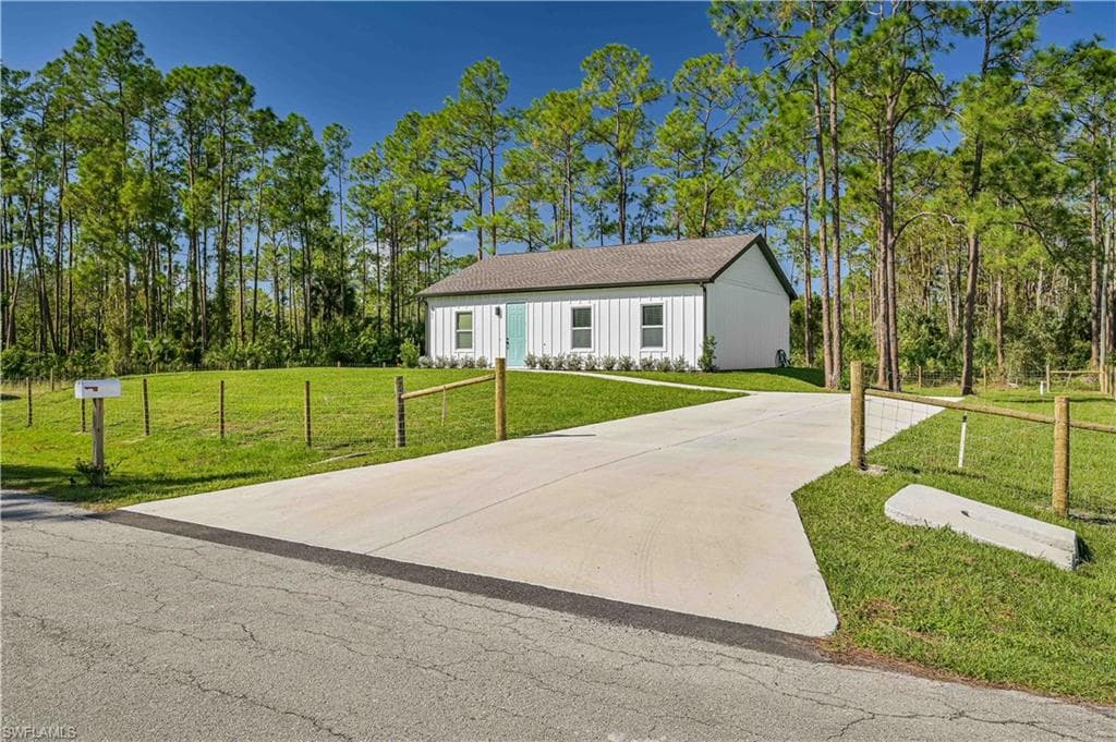 2907 E 22nd ST ALVA, FL 33920