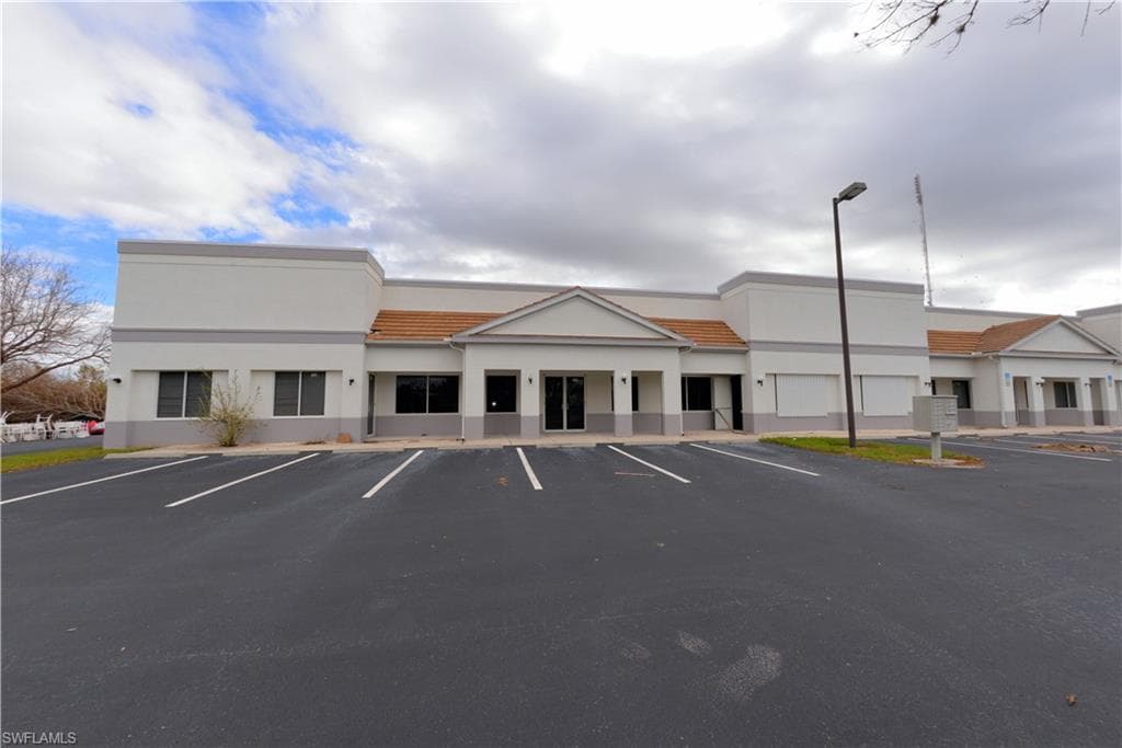 10811 SUNSET PLAZA CIR FORT MYERS, FL 33908
