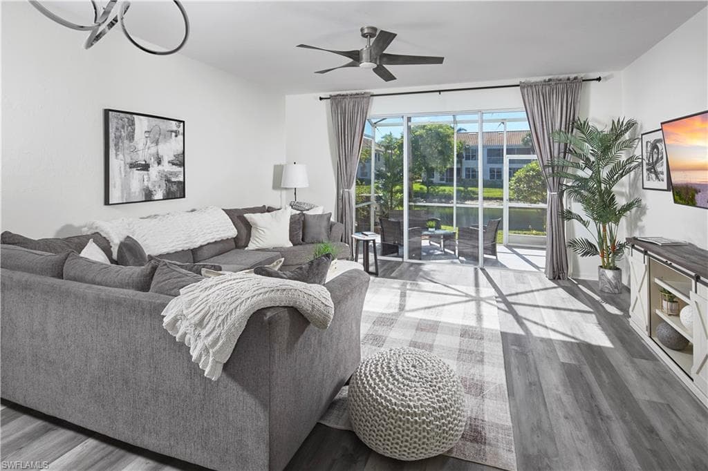 1220 Oxford LN 15 NAPLES, FL 34105