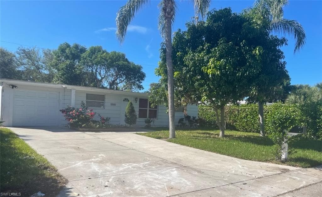 2160 Holiday LN NAPLES, FL 34104