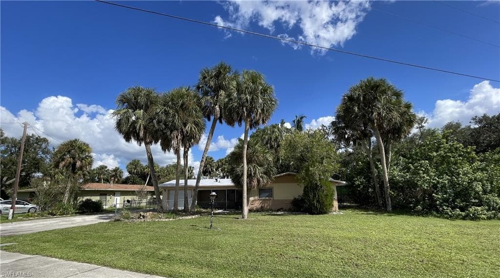 809 Iris DR NORTH FORT MYERS, FL 33903