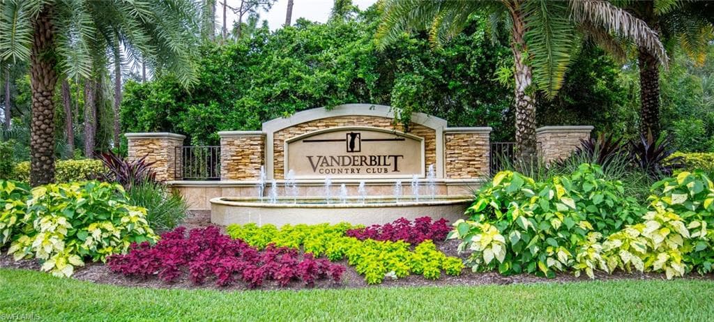 8285 Danbury BLVD 204 NAPLES, FL 34120