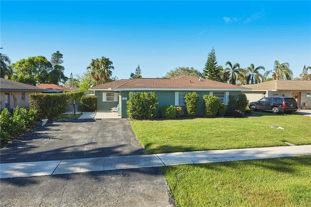 2611 Poinciana DR NAPLES, FL 34105