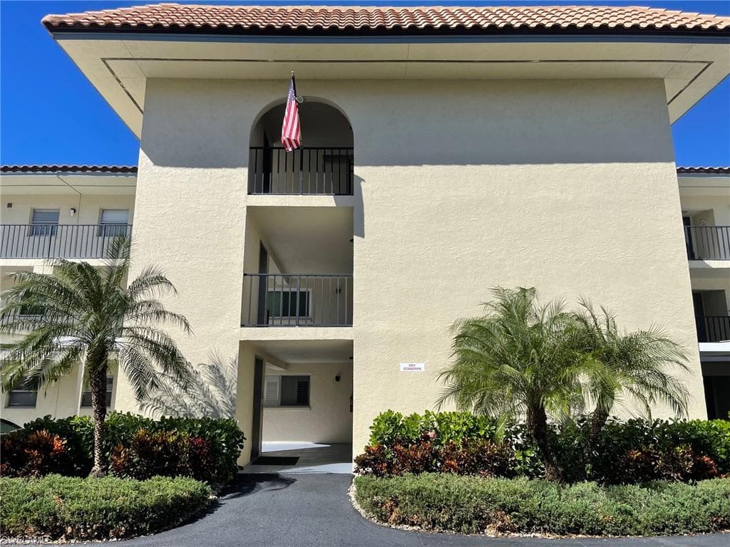 201 Quail Forest BLVD 208 NAPLES, FL 34105