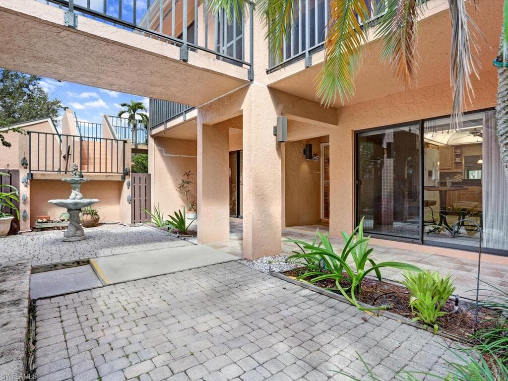 15400 Cedarwood LN 1-104 NAPLES, FL 34110