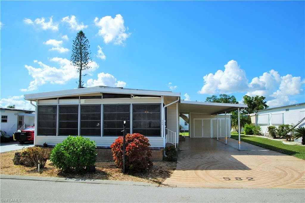 582 Hogan DR NORTH FORT MYERS, FL 33903