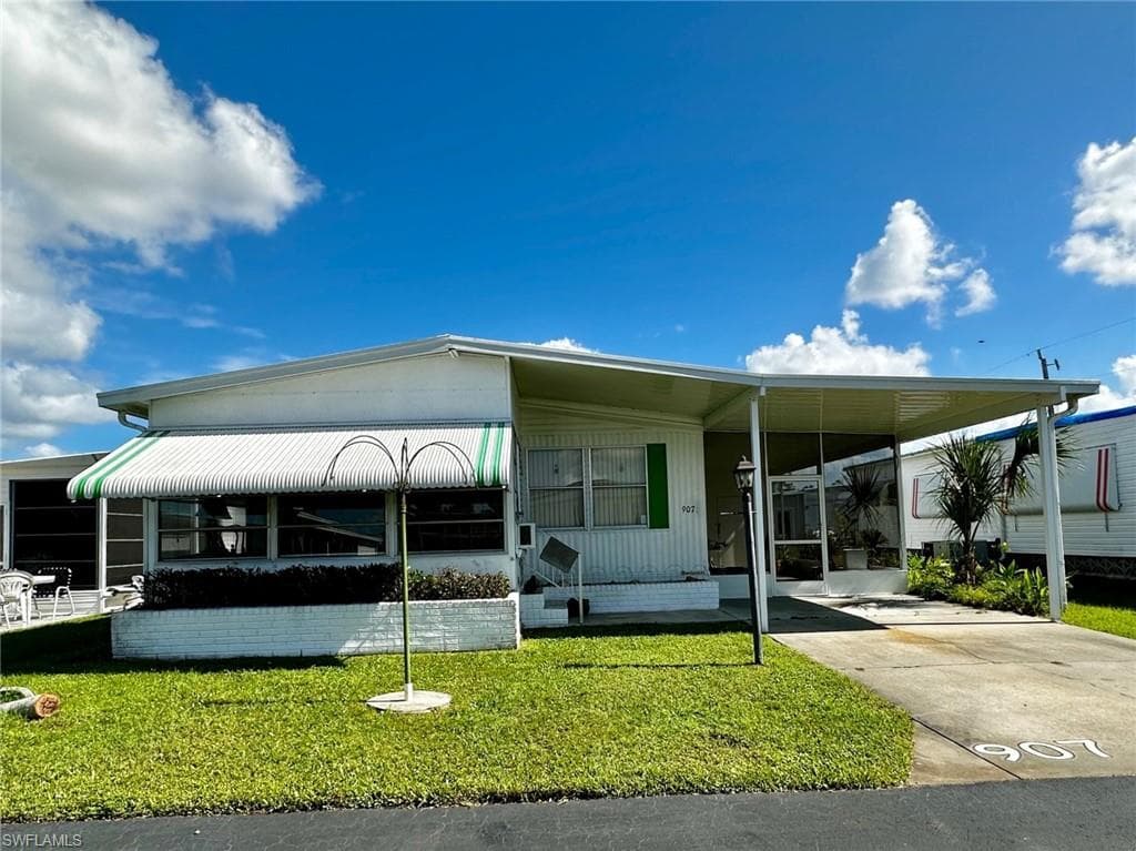907 Rainbow LN NORTH FORT MYERS, FL 33917