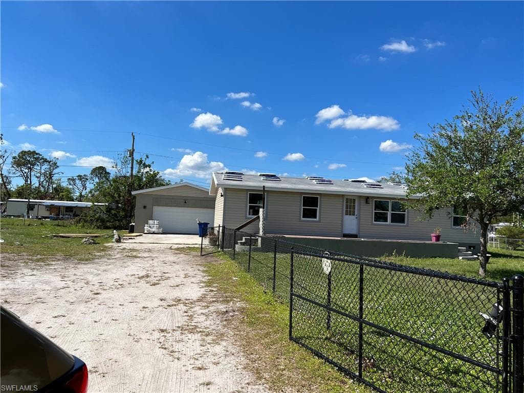8376 Breeze DR NORTH FORT MYERS, FL 33917
