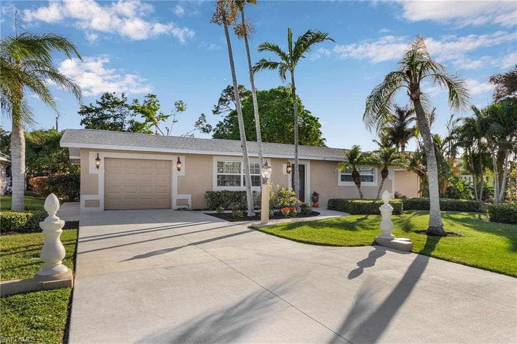 672 96th AVE N NAPLES, FL 34108