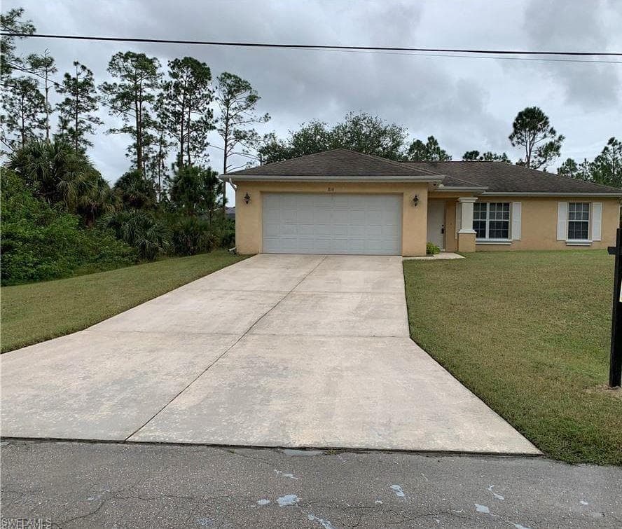 816 Henry AVE LEHIGH ACRES, FL 33972