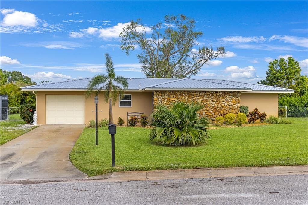 813 Gardenside CT LEHIGH ACRES, FL 33936