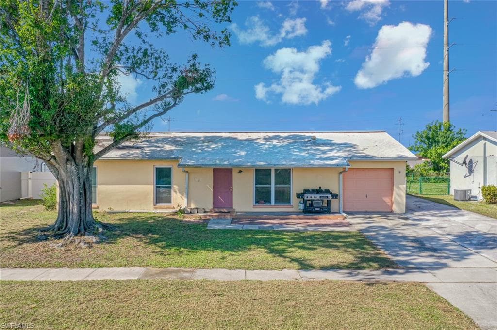 1097 Lovely LN NORTH FORT MYERS, FL 33903