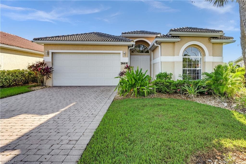 7669 Berkshire Pines DR NAPLES, FL 34104