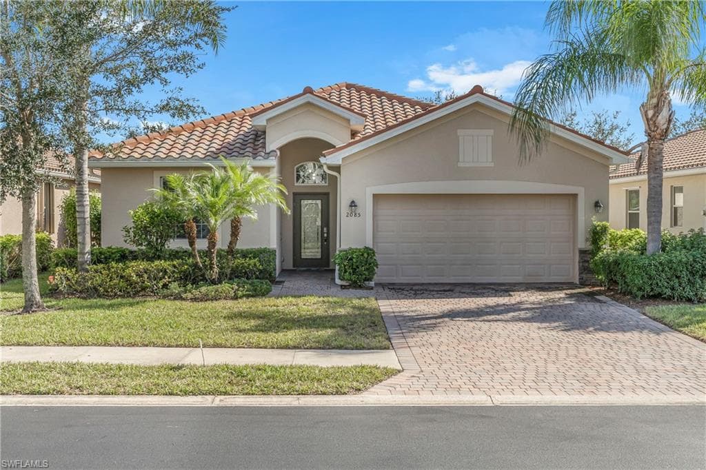 2085 Fairmont LN NAPLES, FL 34120