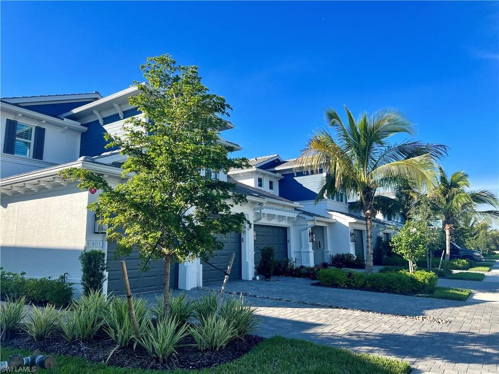 2555 seychelles DR 401 NAPLES, FL 34112