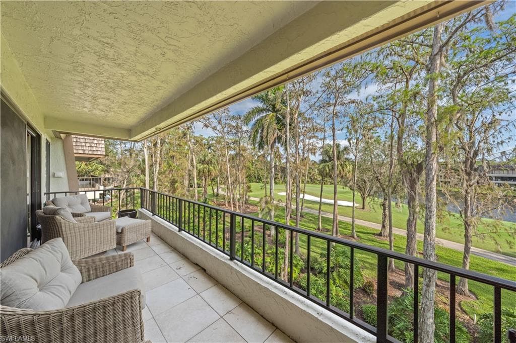 103 Clubhouse LN 383 NAPLES, FL 34105