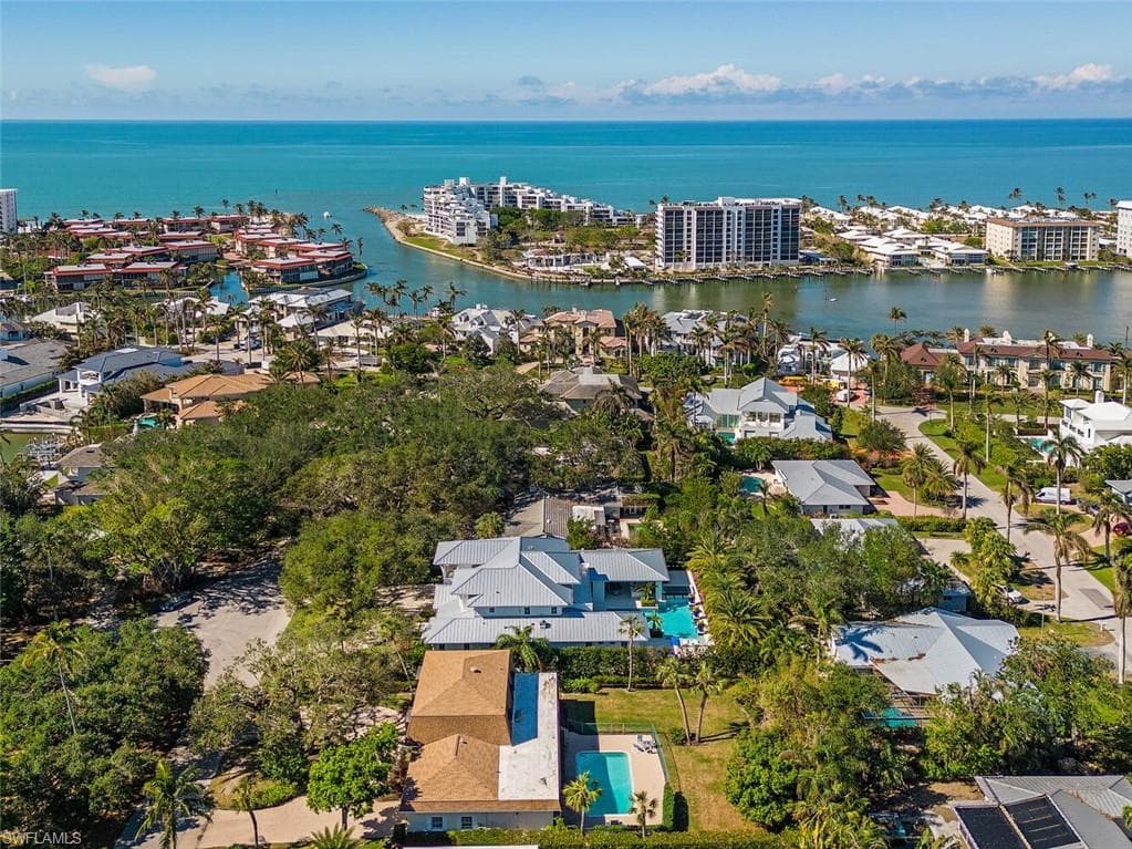 375 Bow Line DR NAPLES, FL 34103