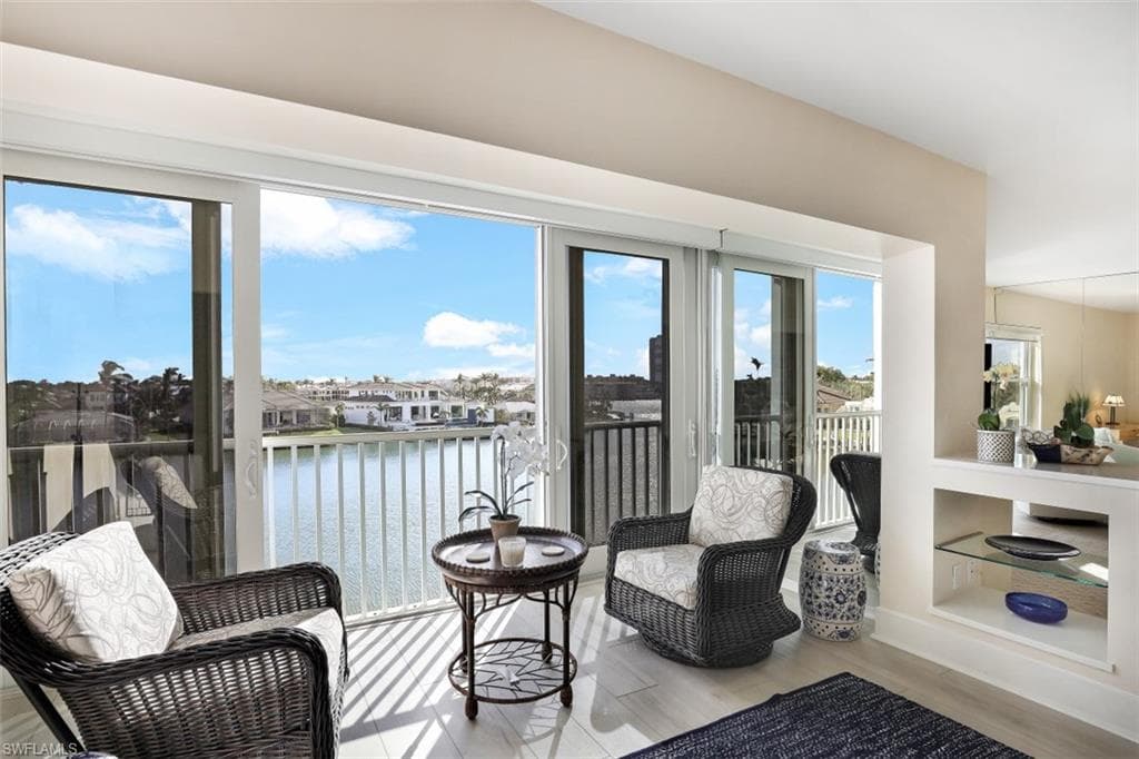 300 Park Shore DR 4E NAPLES, FL 34103