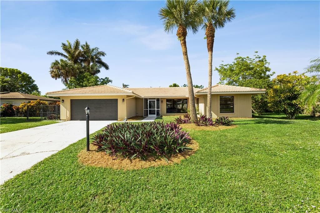 71 Burning Tree DR NAPLES, FL 34105